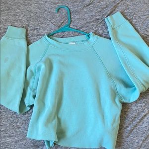 ✨THRIFTED✨ blue crop crewneck